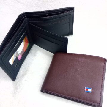 Billetera de cuero bifold con compartimentos múltiples