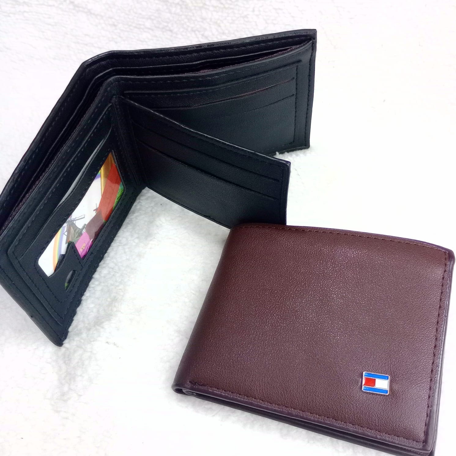 Billetera de cuero bifold con compartimentos múltiples
