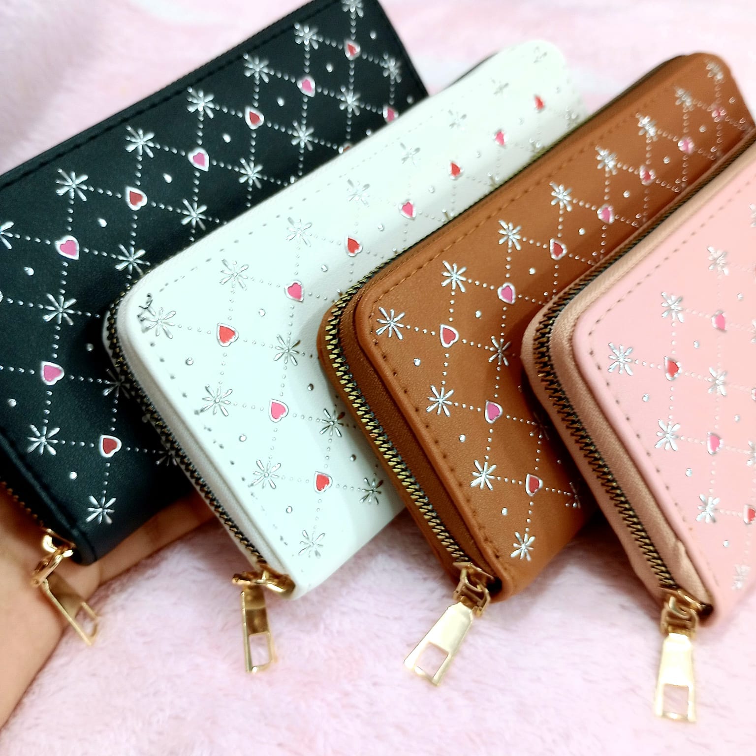 Billetera Larga de Cuero con Diseño de Corazones y Copos de Nieve - Imagen 4