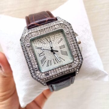 Reloj cuadrado plateado con cristales brillantes y correa marrón