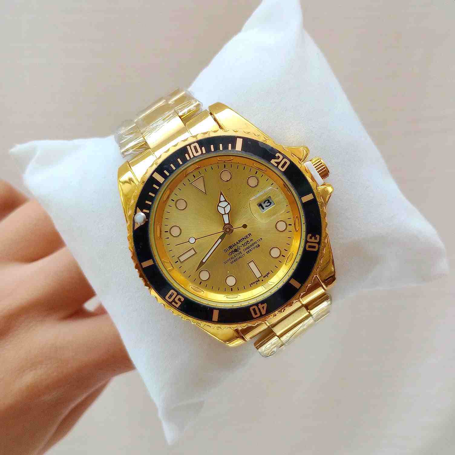 Reloj de acero dorado con bisel giratorio y fecha