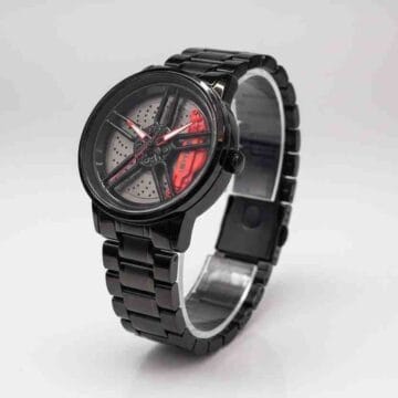 Reloj deportivo negro con diseño de llanta y detalles rojos
