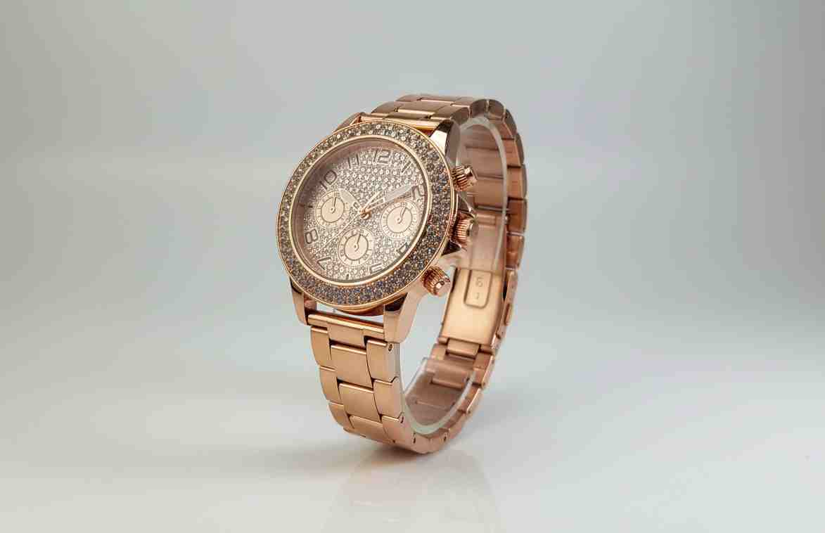 Reloj Cronógrafo Rosado con Cristales y Esfera Brillante