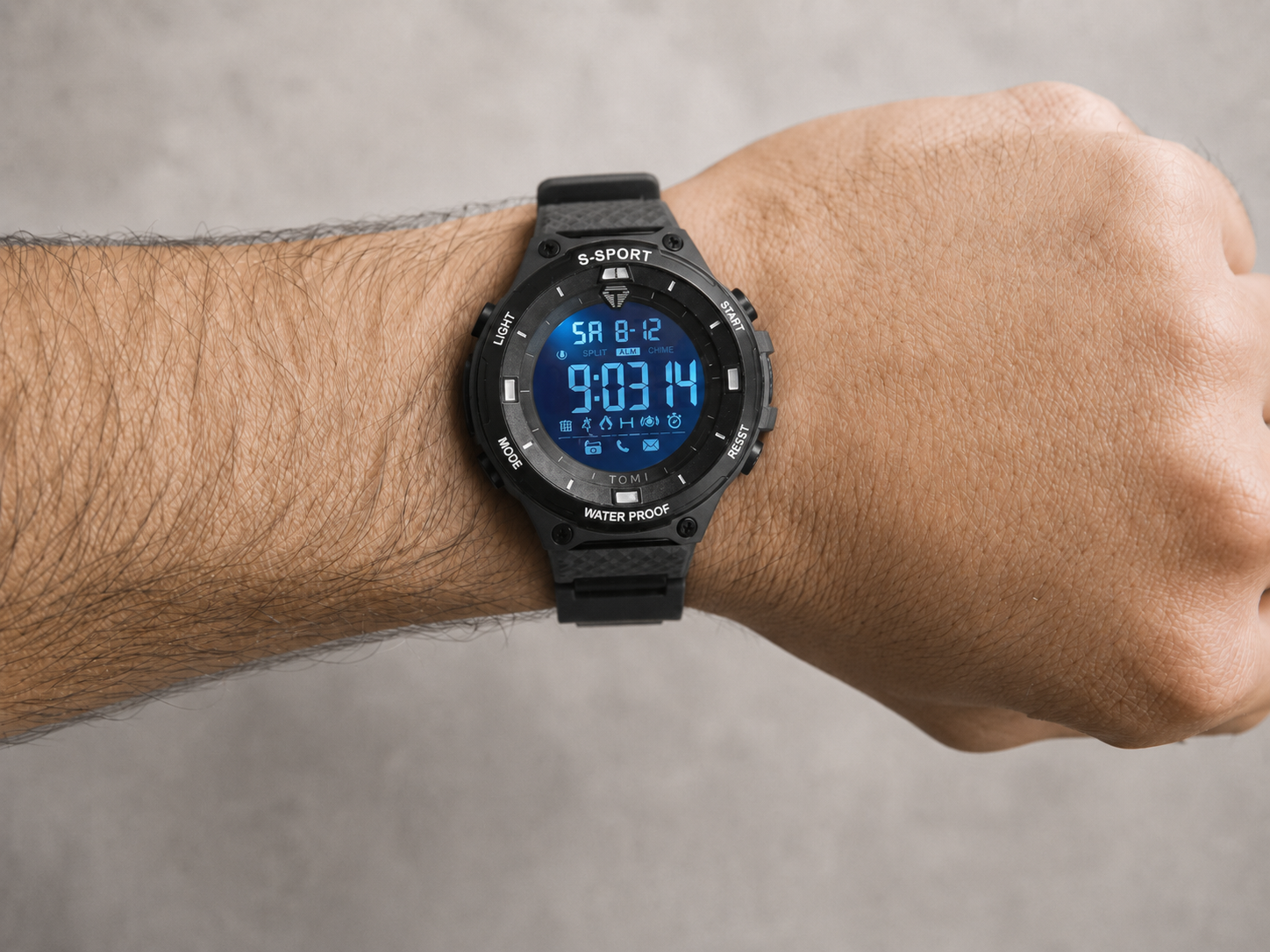 Reloj deportivo digital colocado en la muñeca