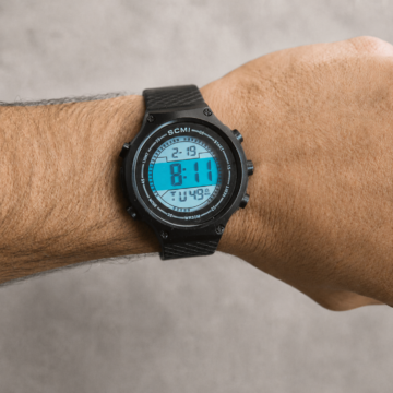 Reloj SCMI sumergible 5ATM colocado en muñeca