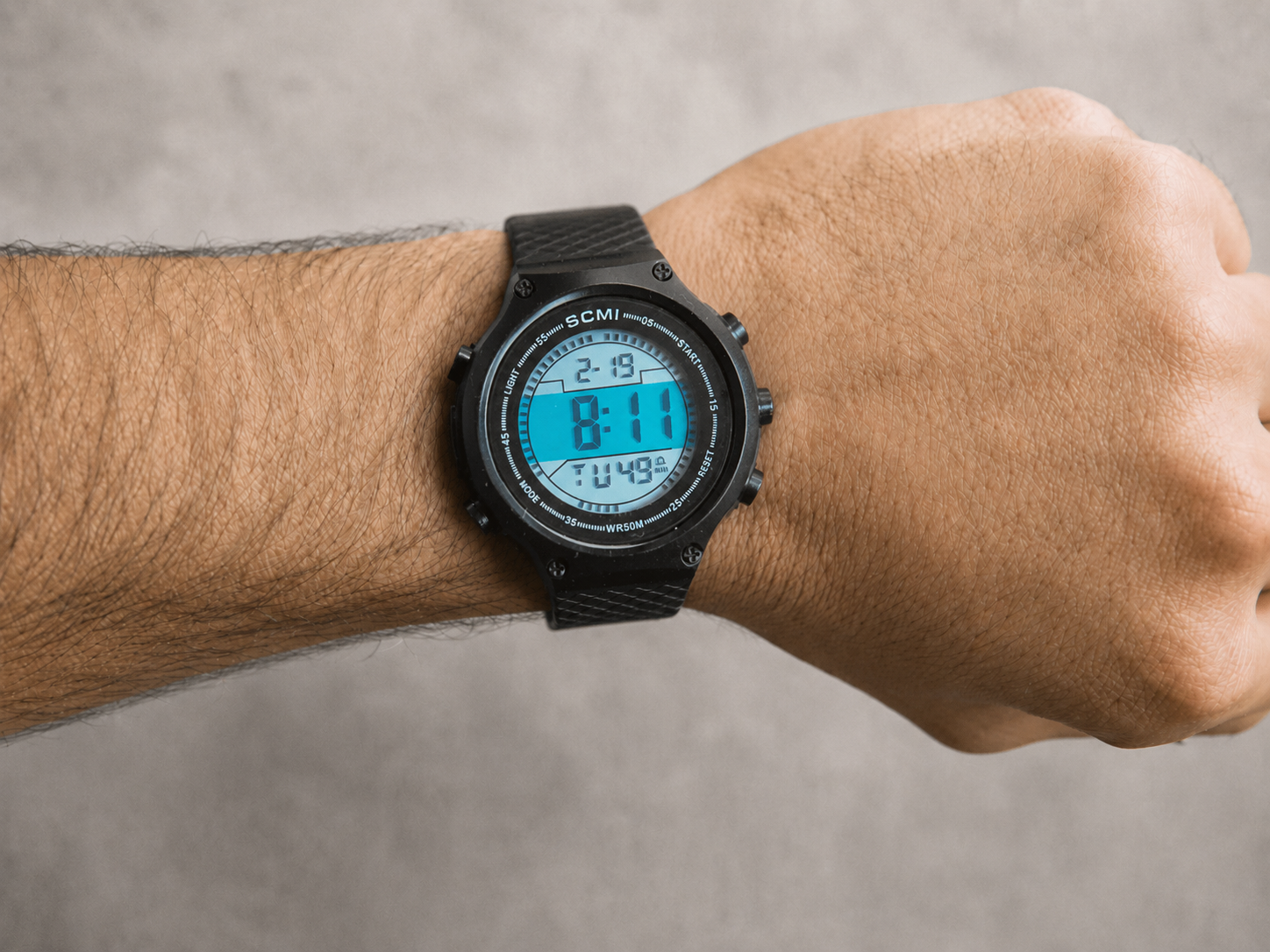 Reloj SCMI sumergible 5ATM colocado en muñeca