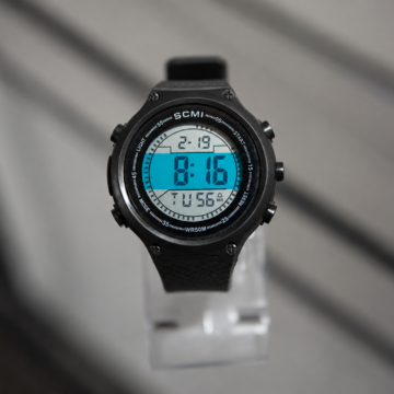 Reloj SCMI deportivo digital visto de frente