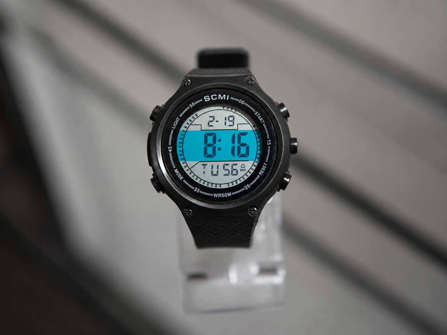 Reloj SCMI deportivo digital visto de frente