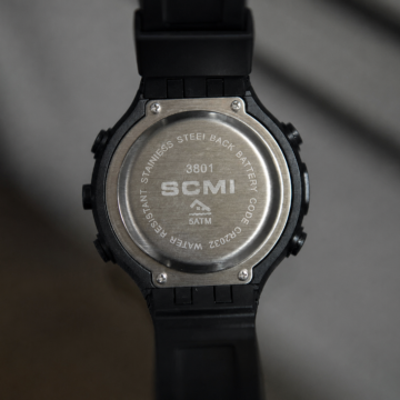 Parte trasera del reloj SCMI 3801 con tapa de acero inoxidabl