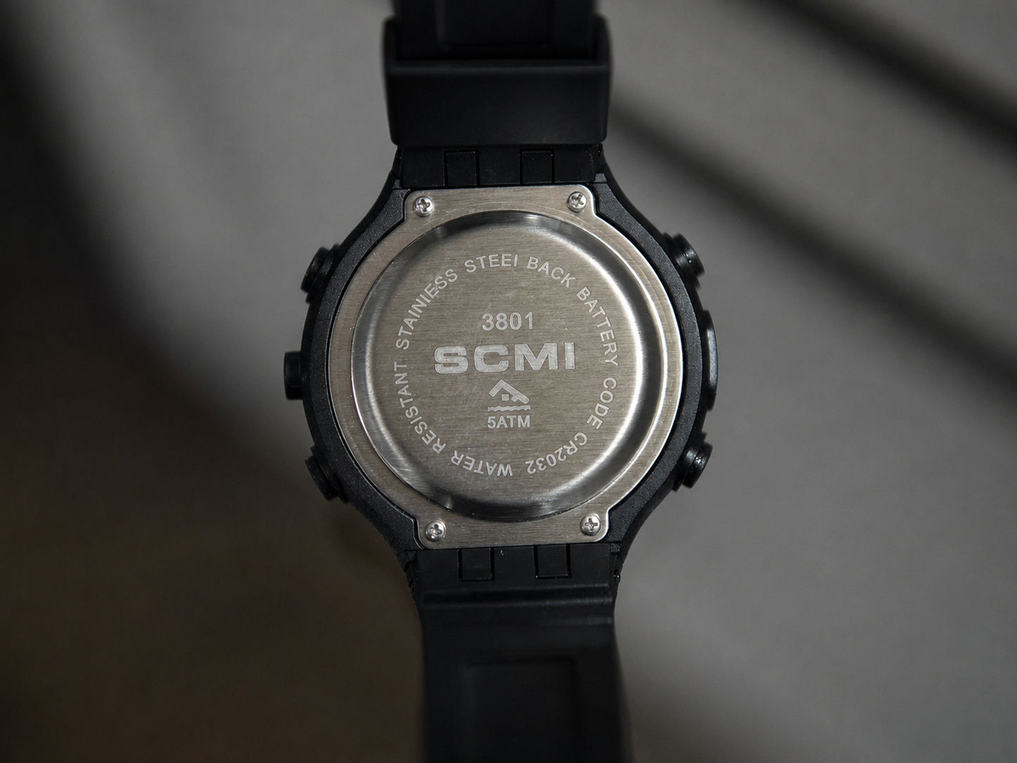 Parte trasera del reloj SCMI 3801 con tapa de acero inoxidabl