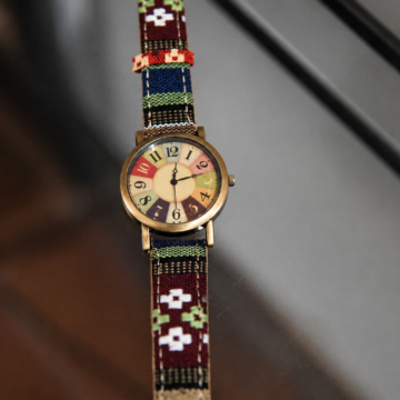 Reloj analógico retro con números grandes