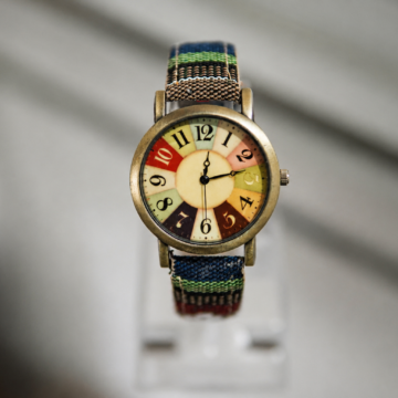 Reloj vintage multicolor con correa textil estampada