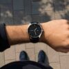 Reloj para hombre con correa negra.