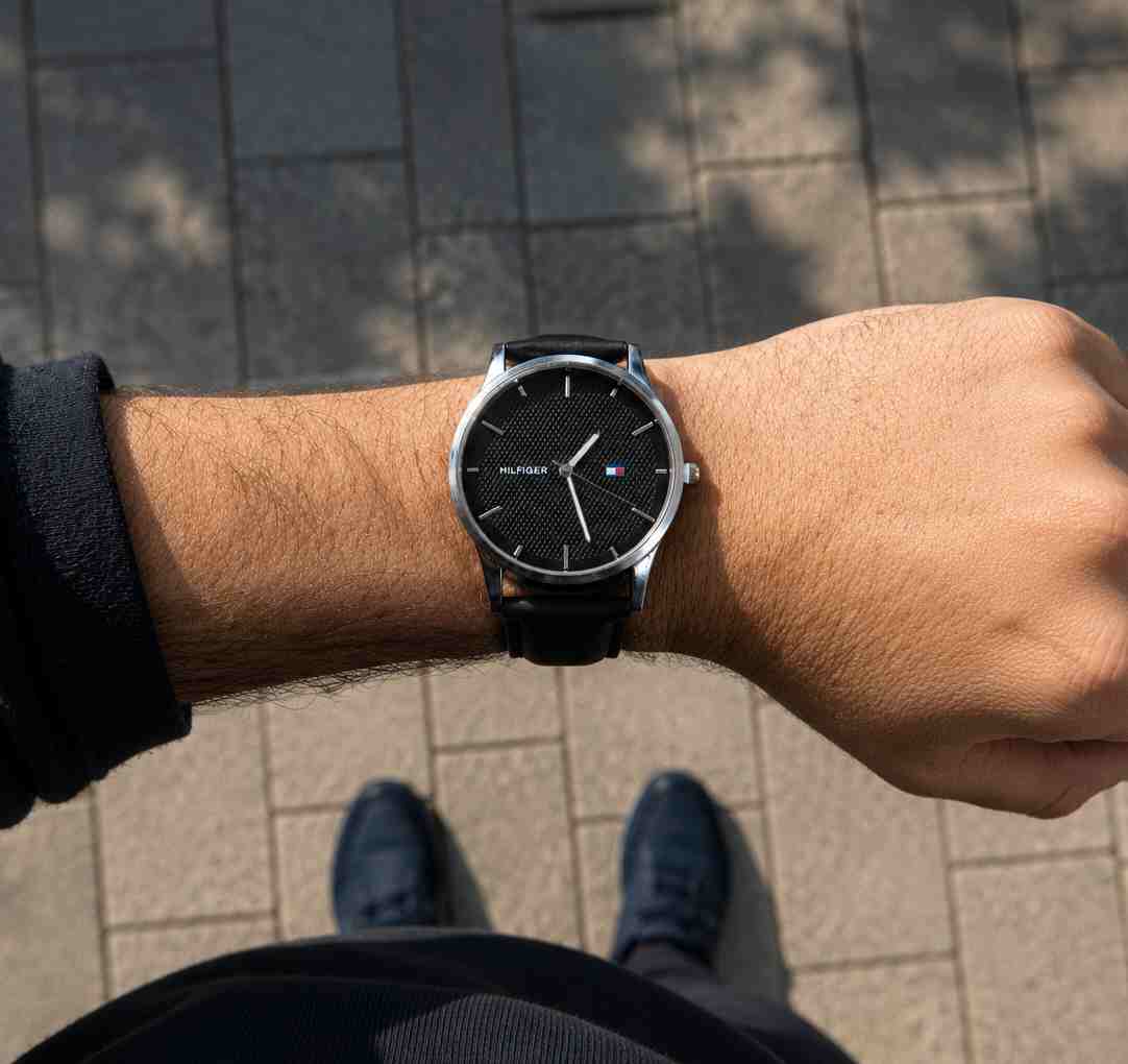 Reloj para hombre con correa negra.