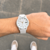 reloj analógico minimalista
