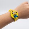 Reloj infantil amarillo con diseño 3D
