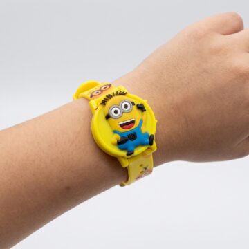 Reloj infantil amarillo con diseño 3D
