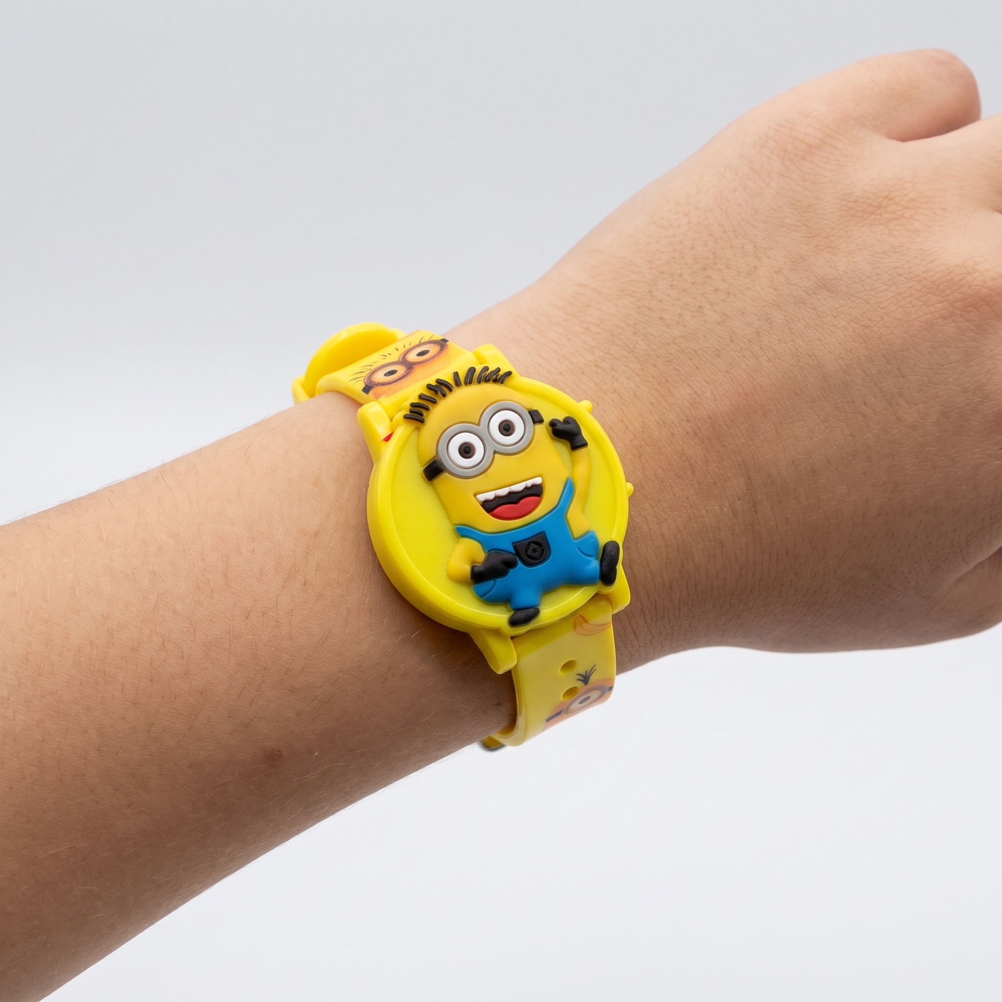 Reloj infantil amarillo con diseño 3D