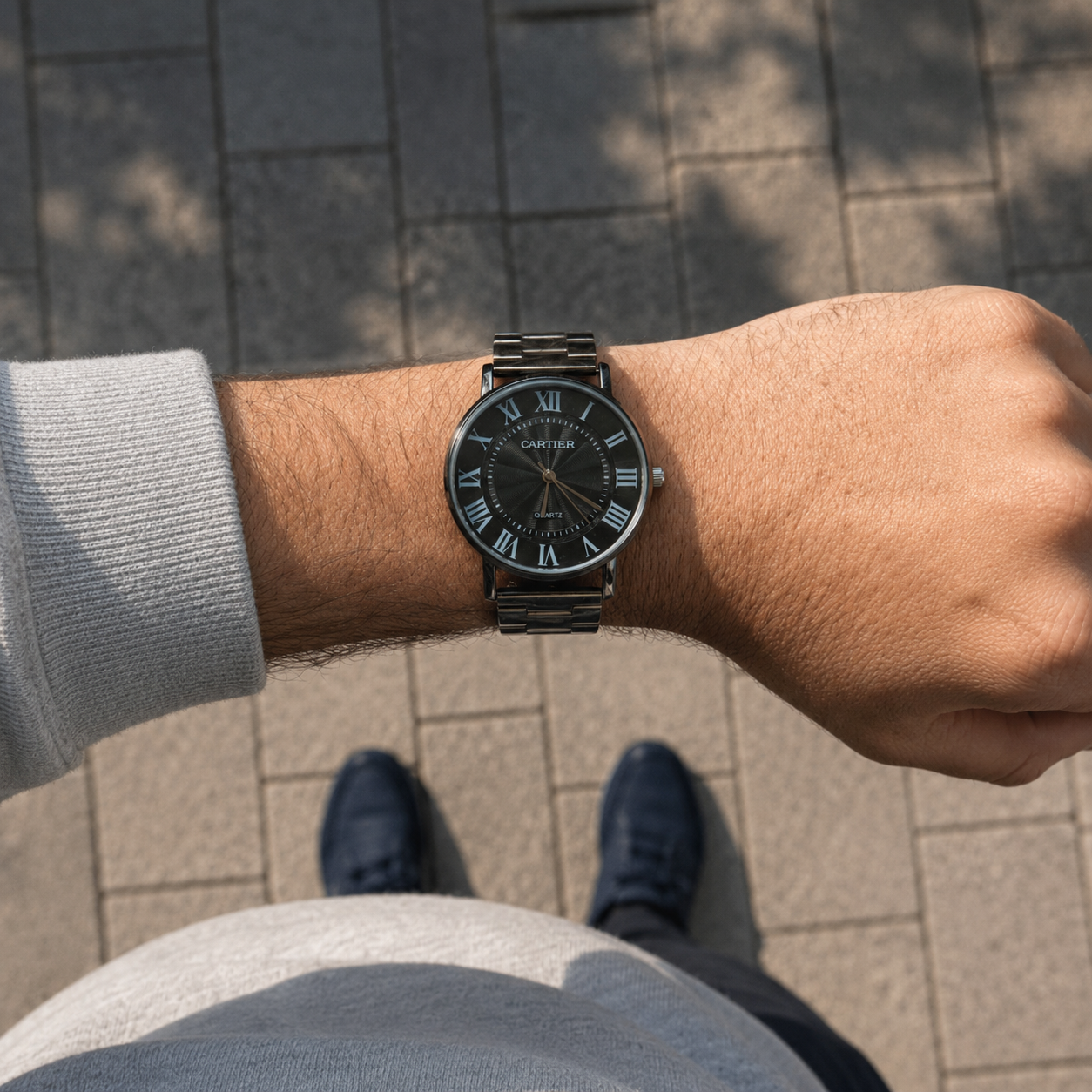 Reloj con esfera negra y números romanos.