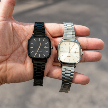 Relojes analógicos cuadrados con malla metálica.