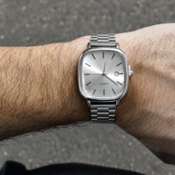 Reloj Cuadrado Urbano con Fecha en negro y plateado.