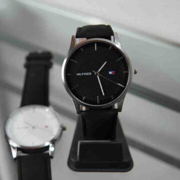 Reloj negro con malla de cuero para hombre.