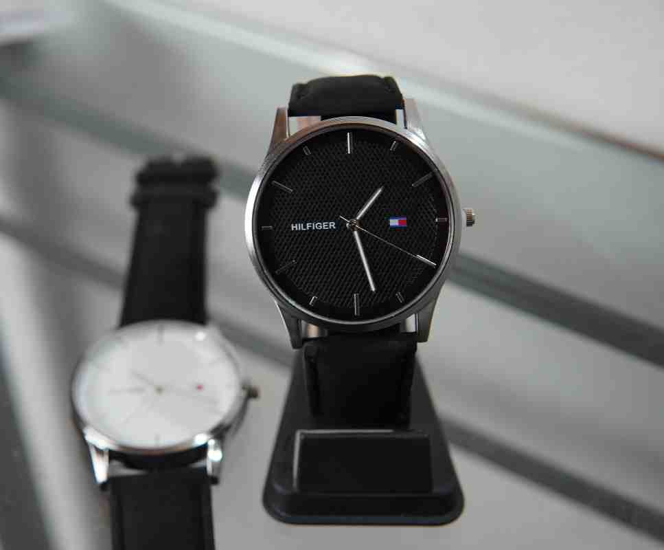 Reloj negro con malla de cuero para hombre.