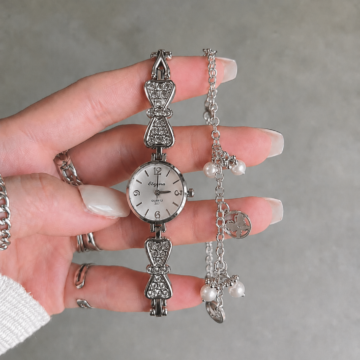 Reloj con Pulsera Lazo Plateado para mujer.