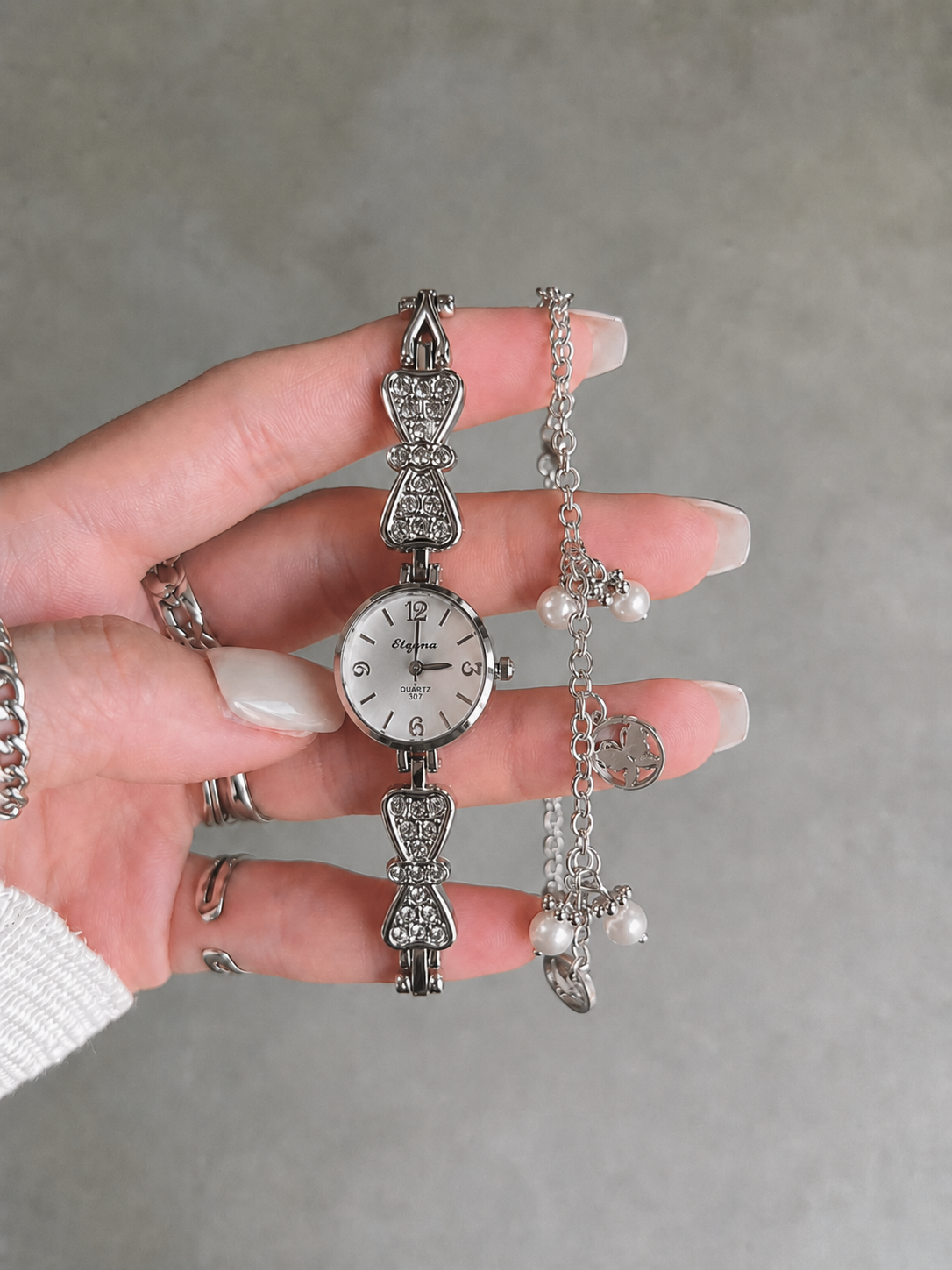 Reloj con Pulsera Lazo Plateado para mujer.