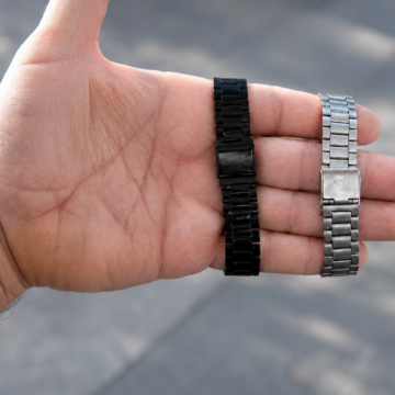 Reloj negro cuadrado con visor de fecha.