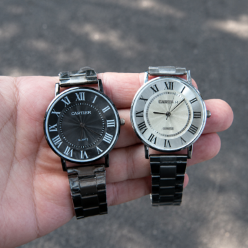 Relojes analógicos con números romanos.