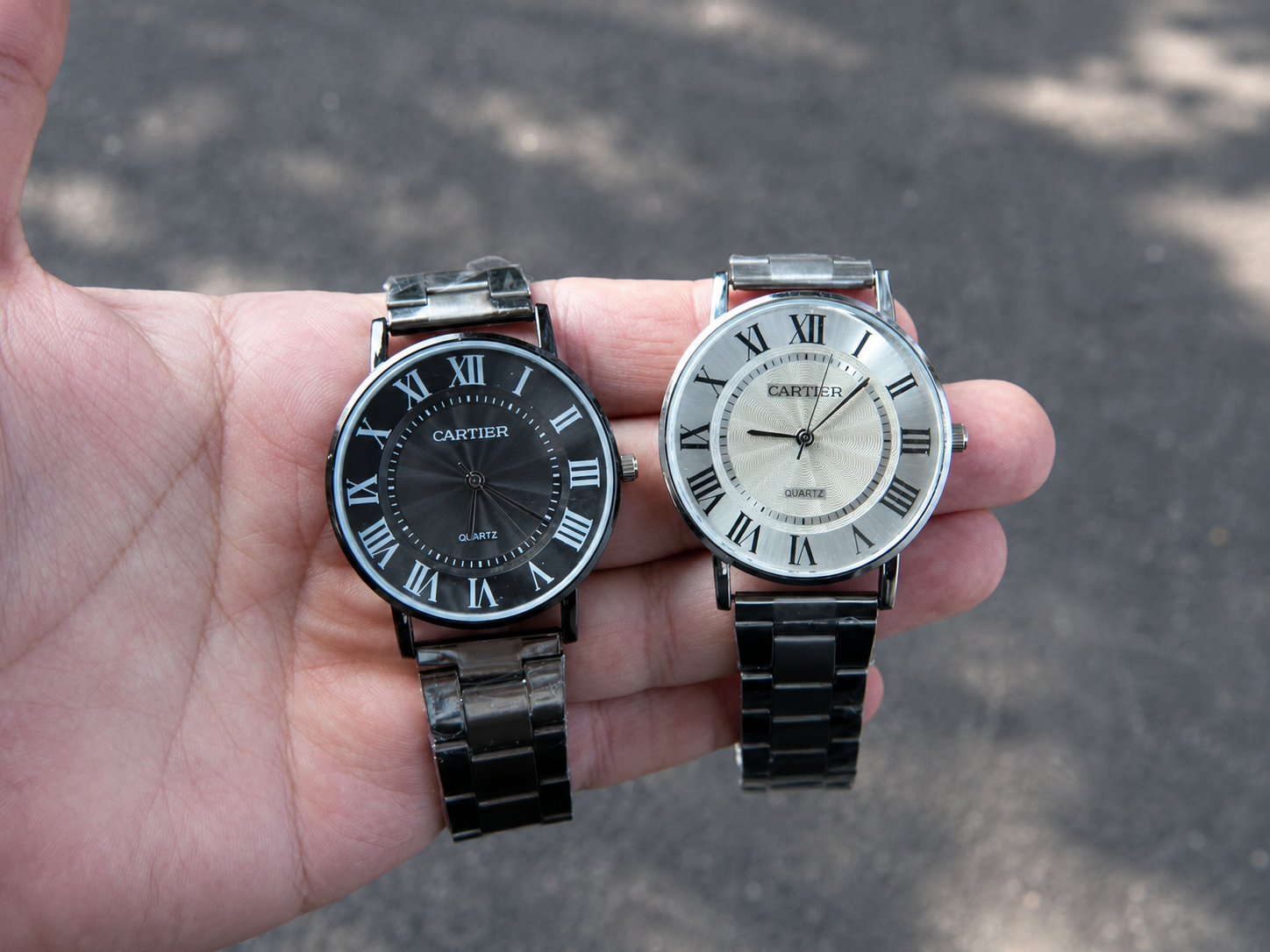 Relojes analógicos con números romanos.