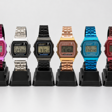 Relojes digitales rosa, negro, azul y bordó.