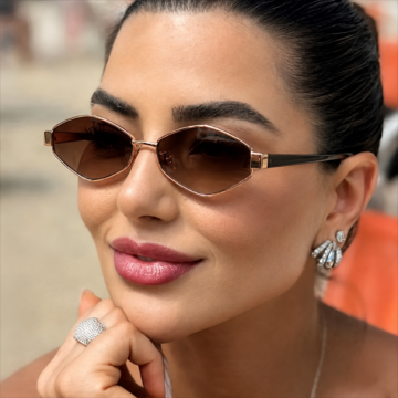 Mujer usando anteojos de sol geométricos marrones