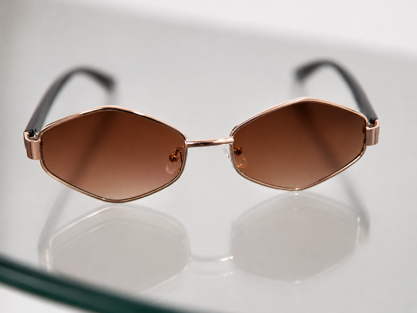 Anteojos geométricos marrones con marco rose gold