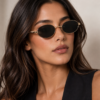 Mujer usando anteojos de sol dorados con lentes negros