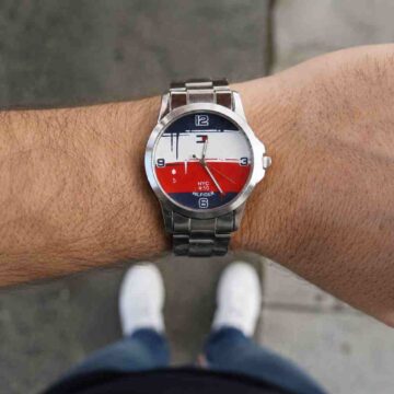 Reloj náutico con malla metálica plateada en la muñeca