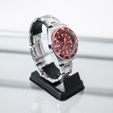 Reloj analógico rojo negro y plateado