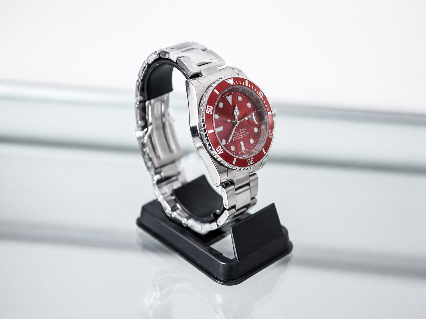 Reloj analógico rojo negro y plateado