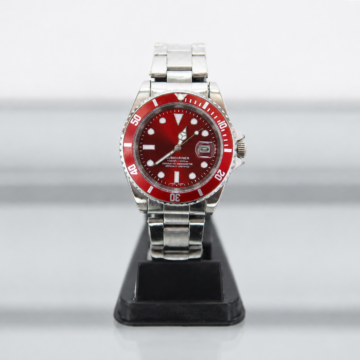 Reloj con bisel rojo numerado y esfera negra