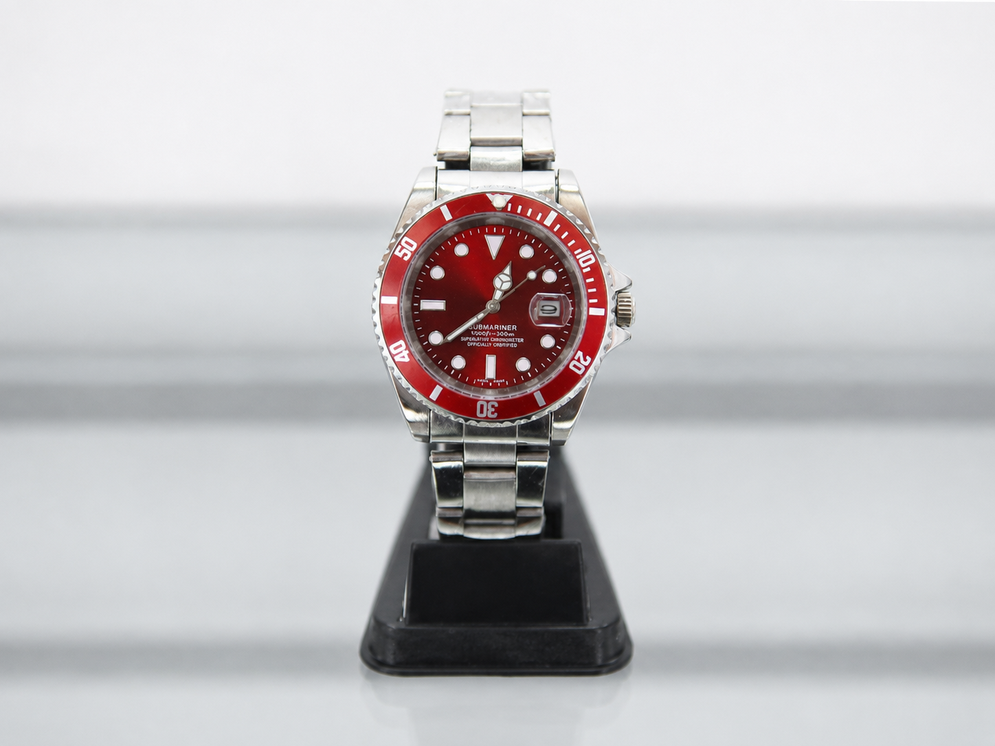 Reloj con bisel rojo numerado y esfera negra