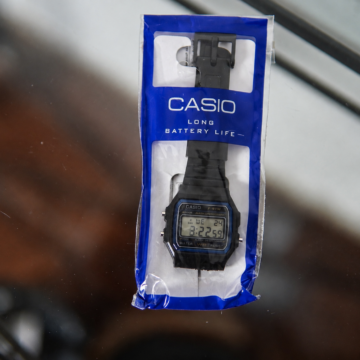 Reloj retro digital con marco azul y correa negra