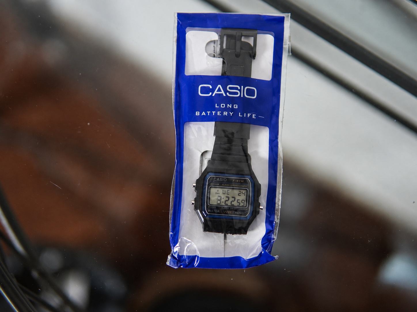 Reloj retro digital con marco azul y correa negra