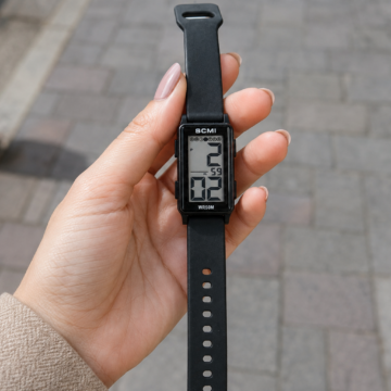 Reloj digital rectangular negro resistente al agua