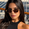 Anteojos de sol rectangulares dorados con lentes marrones