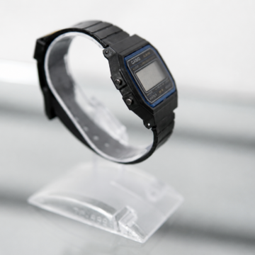 Reloj digital negro compacto con pantalla LCD