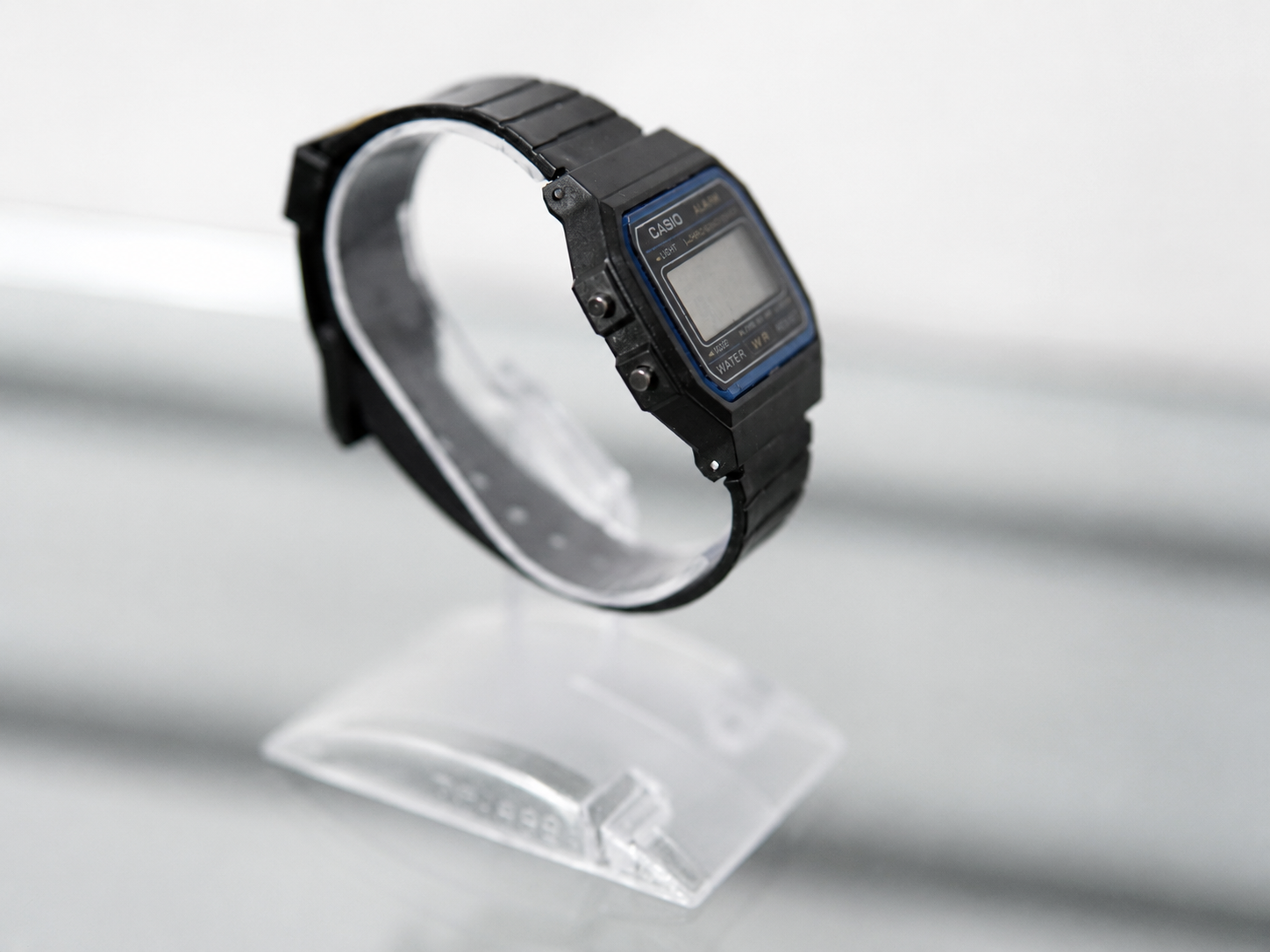 Reloj digital negro compacto con pantalla LCD