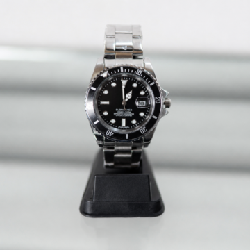 Reloj analógico con calendario y esfera negra