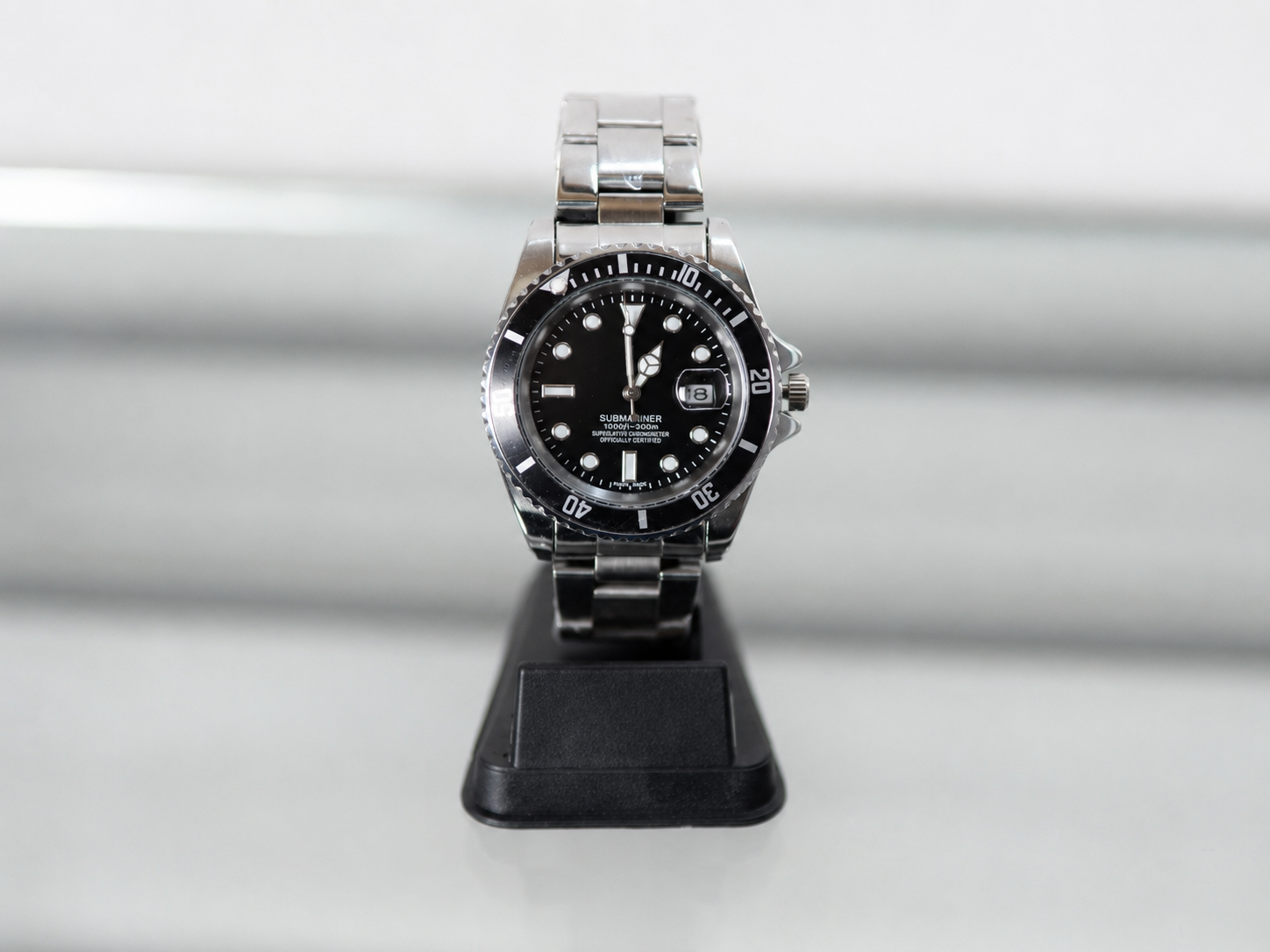 Reloj analógico con calendario y esfera negra