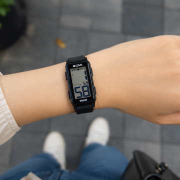 Reloj digital rectangular negro con pantalla de números grandes